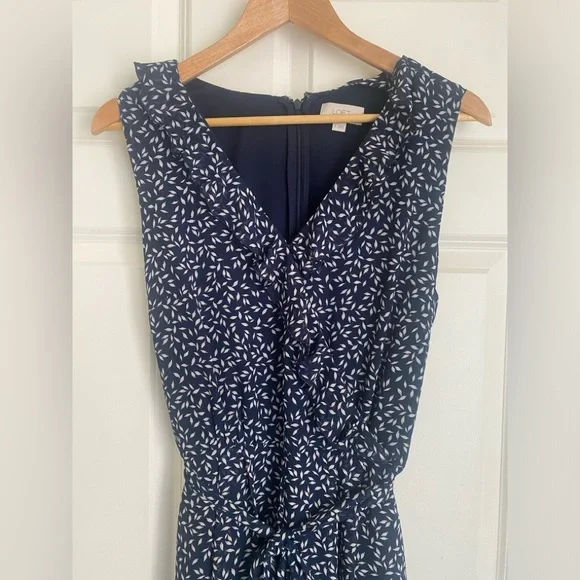 LOFT Outlet Floral Jumpsuit Size 8 Ruffle V-Neck Navy White Effortlessly chic✨ - Picture 8 of 16